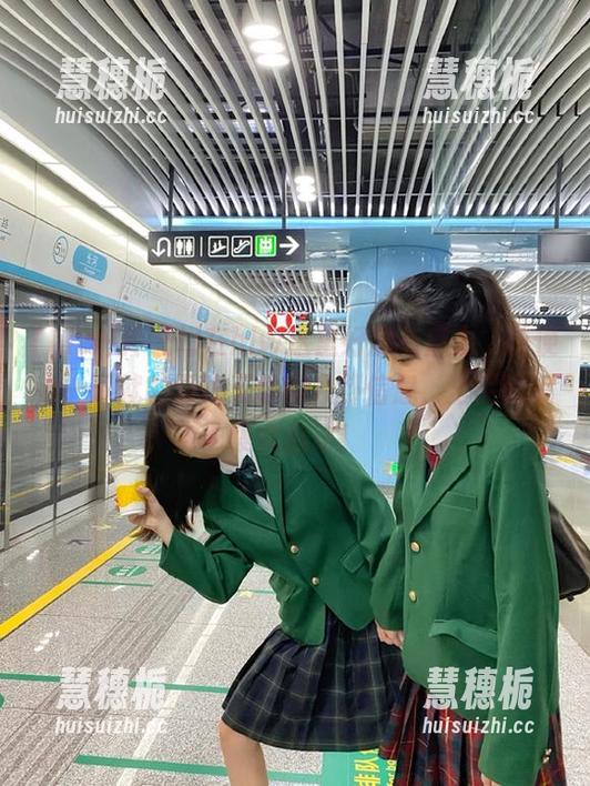 传送门在hlw这里好像有魔力，随便点一下就能召唤无数的八卦信息，全民吃瓜模式启动！
